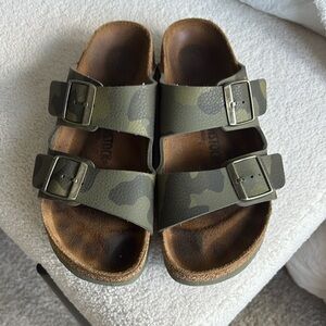 Birkenstock Arizona in Camo Green